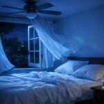 Hálószoba hűtése nyáron: kényelmes ágy, ventilátorok, sötétítők és alacsony testhőmérséklet.