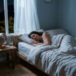 Hűvös hálószoba kánikulában, nyugodtan alvó ember ventilátor mellett